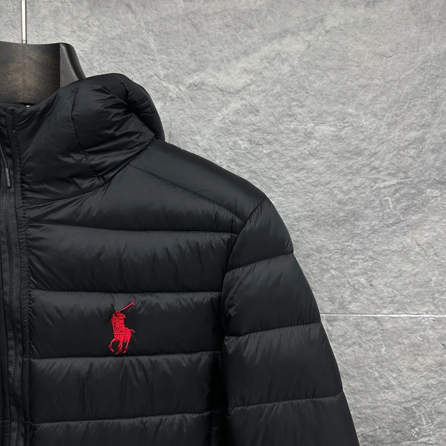 P430 Ralph Lauren 2025 new embroidered logo couple's cotton jacket (removable hood) 🍃High version top quality🍃 💯Using polyester fiber composite custom fabric, excellent breathability, original custom hardware molding, original custom lining all inside, non-pilling, wear-resistant, comfortable and soft, highly wrinkle-resistant, a couple's cotton jacket, original main wheat washed tag packaging👍 Size: M-3XL Color: black